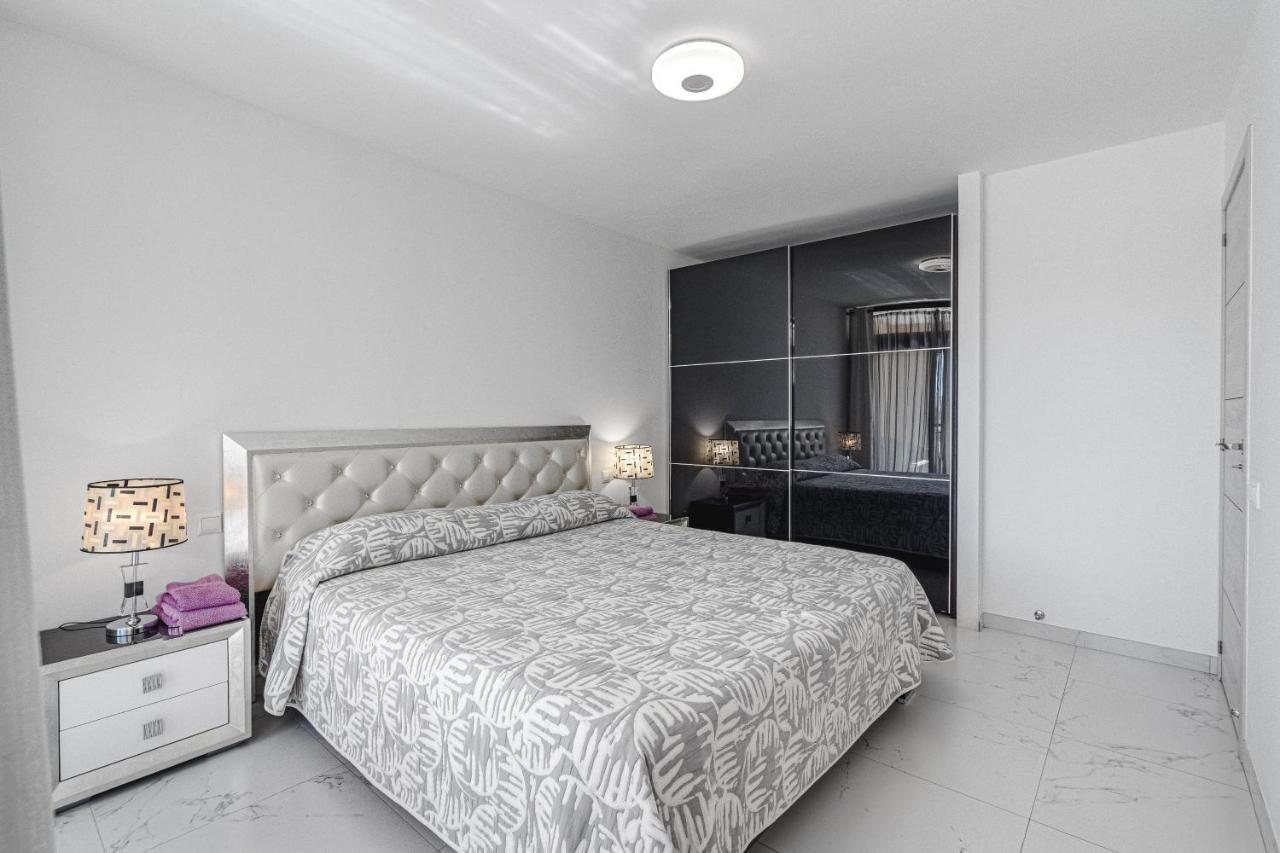 Amazing 3 Bedroom Apartment On The First Line Of The Best Las Americas Beach, Air Conditioner And Terrace Ocean View Playa de las Americas  Exterior photo