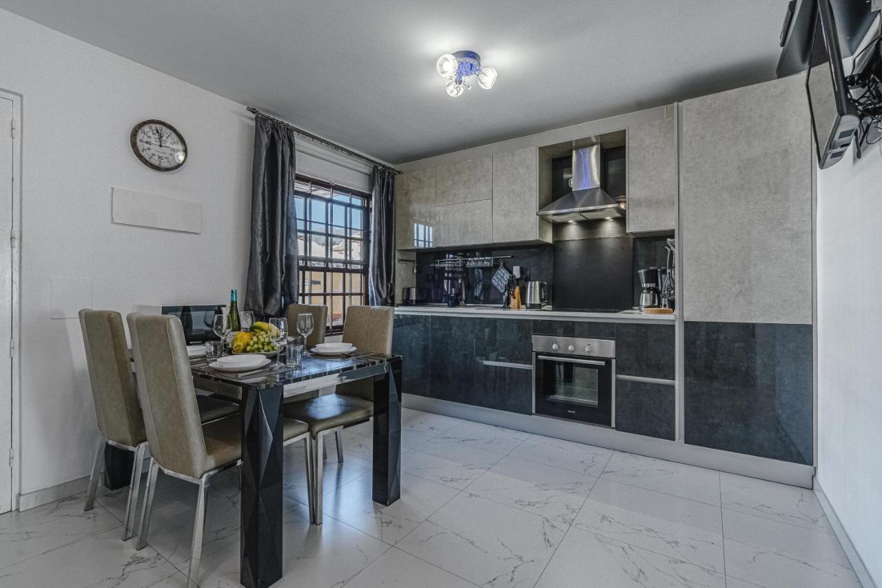 Amazing 3 Bedroom Apartment On The First Line Of The Best Las Americas Beach, Air Conditioner And Terrace Ocean View Playa de las Americas  Exterior photo