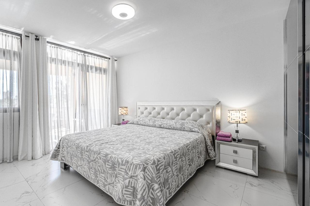 Amazing 3 Bedroom Apartment On The First Line Of The Best Las Americas Beach, Air Conditioner And Terrace Ocean View Playa de las Americas  Exterior photo