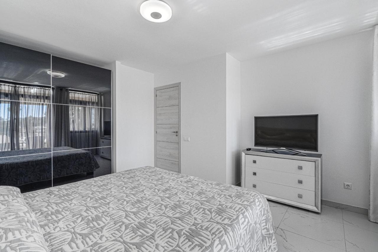Amazing 3 Bedroom Apartment On The First Line Of The Best Las Americas Beach, Air Conditioner And Terrace Ocean View Playa de las Americas  Exterior photo
