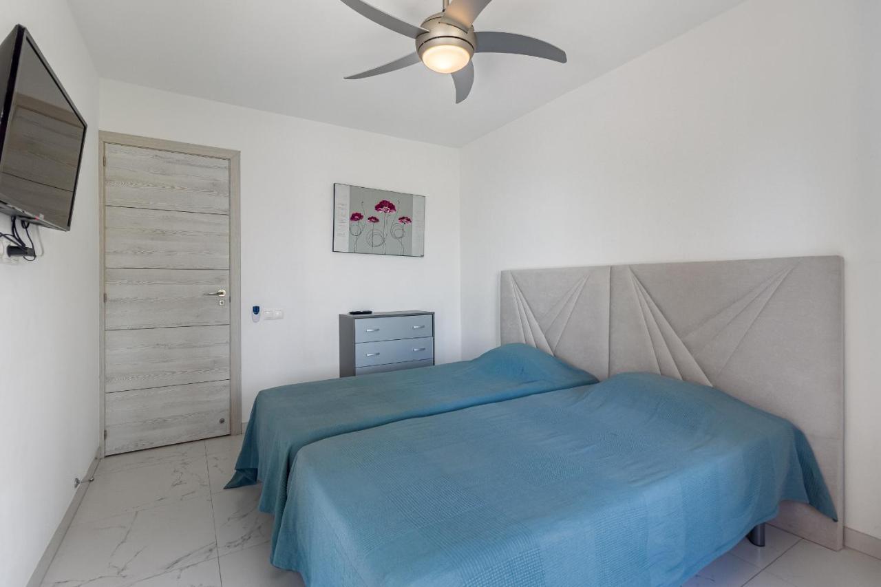 Amazing 3 Bedroom Apartment On The First Line Of The Best Las Americas Beach, Air Conditioner And Terrace Ocean View Playa de las Americas  Exterior photo