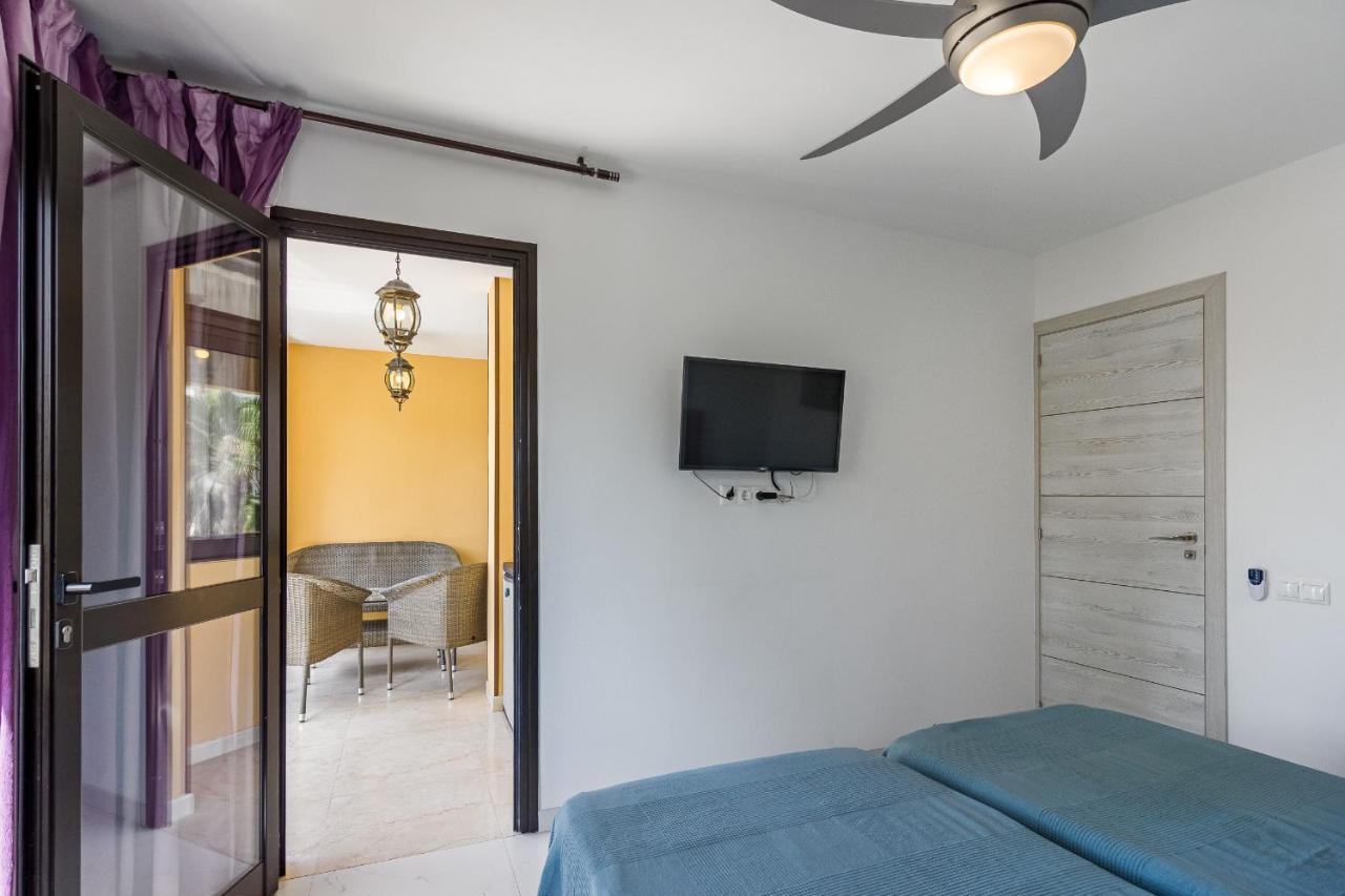 Amazing 3 Bedroom Apartment On The First Line Of The Best Las Americas Beach, Air Conditioner And Terrace Ocean View Playa de las Americas  Exterior photo